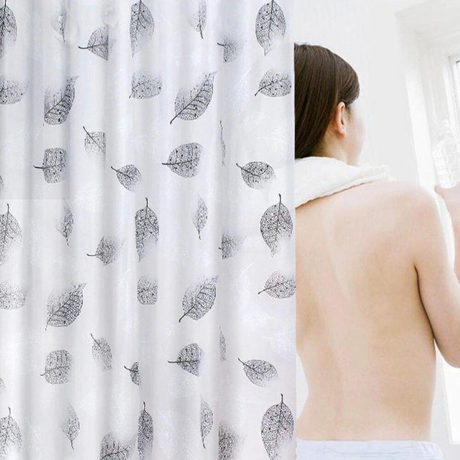Skandinavischer Duschvorhang mit dezentem Blattmotiv