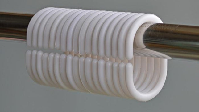 Duschvorhang mit Wasserfall im Wald