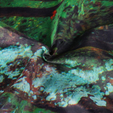 Duschvorhang mit Wasserfall im Wald