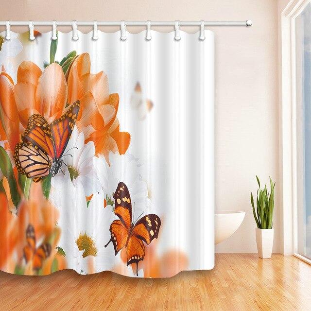 Duschvorhang mit orangen Blumen Schmetterlingen