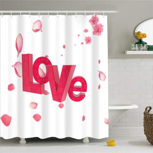 Romantischer Duschvorhang mit Love Schriftzug