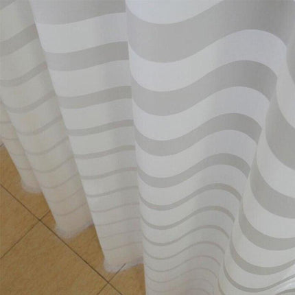 Halbtransparenter Duschvorhang mit horizontalen Streifen
