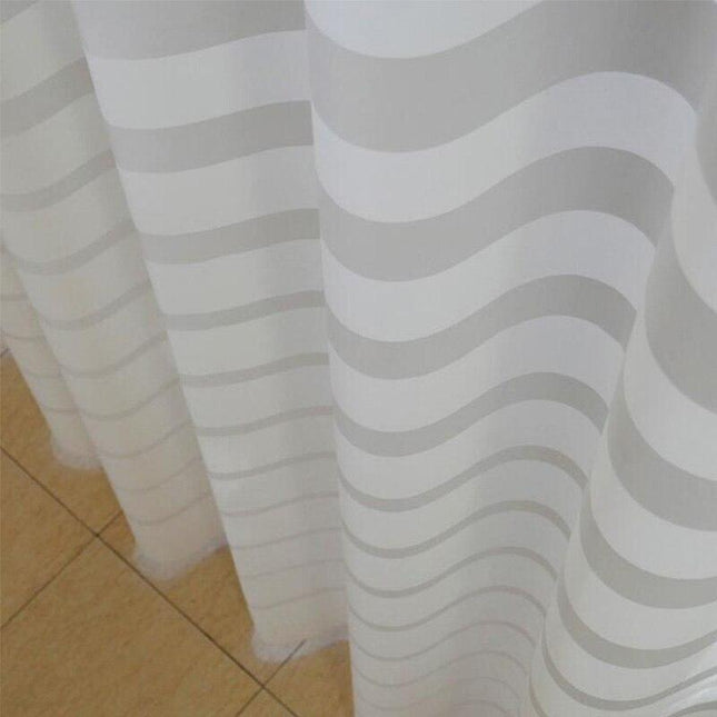 Halbtransparenter Duschvorhang mit horizontalen Streifen