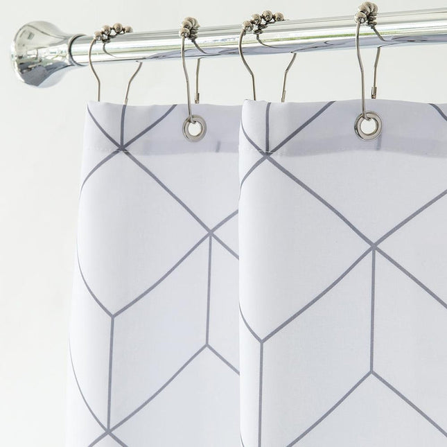 Weißer Duschvorhang mit geometrischem Würfelmuster