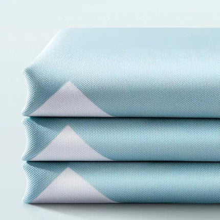 Hellblauer Duschvorhang mit weißen Dreiecken