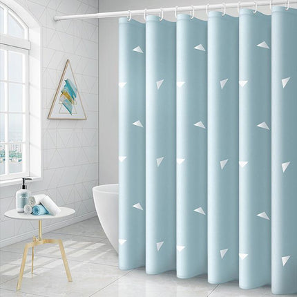 Hellblauer Duschvorhang mit weißen Dreiecken