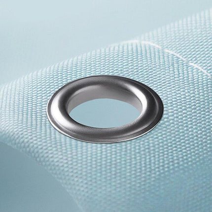 Hellblauer Duschvorhang mit weißen Dreiecken