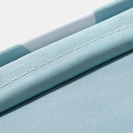 Hellblauer Duschvorhang mit weißen Dreiecken