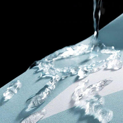 Hellblauer Duschvorhang mit weißen Dreiecken